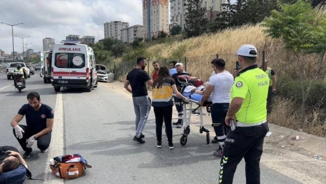 Ataşehir TEM Otoyolunda bozulan aracı itekleyen 2 kişiye araç çarptı: 3 yaralı