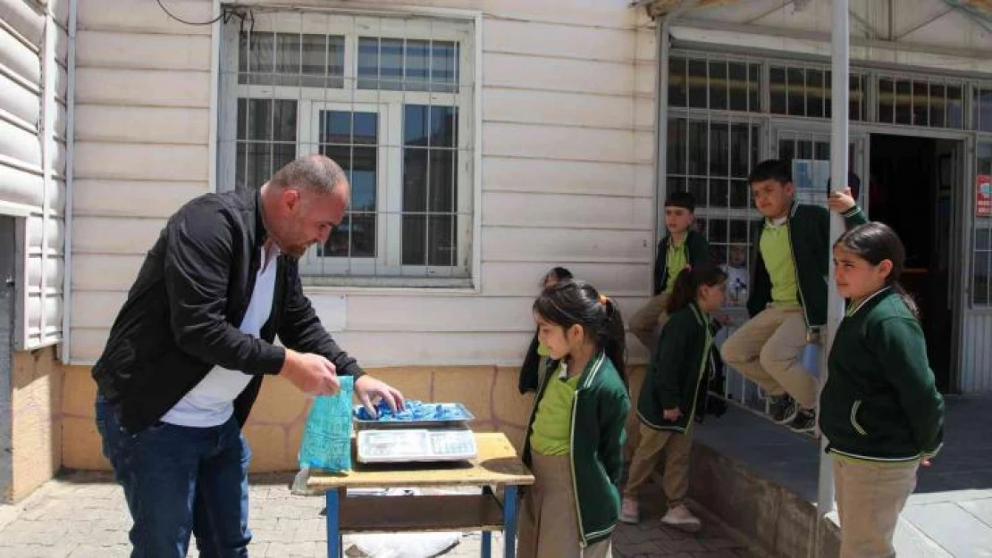 Atık malzemeleri geri dönüşüme kazandırıp hediyeler kazanıyorlar