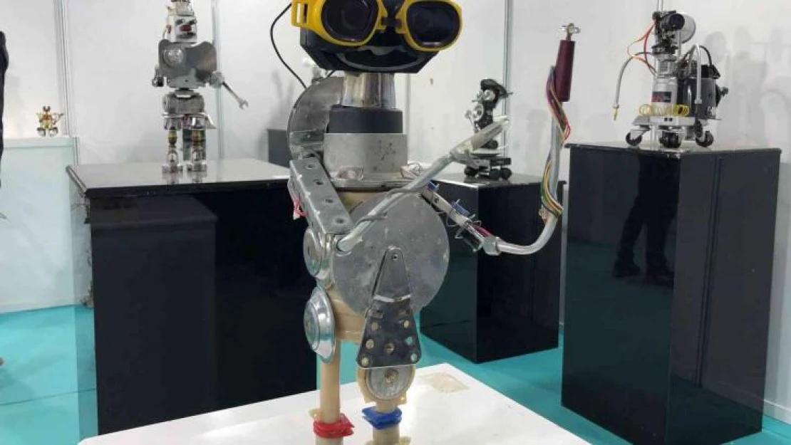 Atıklar sanat eseri robotlara dönüştü