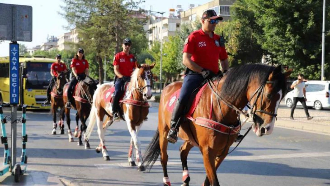 Atlı polisler Gaziantep'te devriye attı