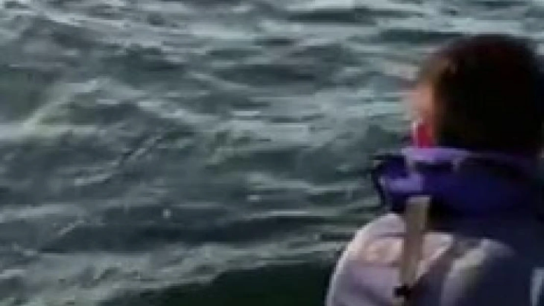 Avcılar'da polisten yüzerek kaçmaya çalıştı, o anlar kameraya yansıdı
