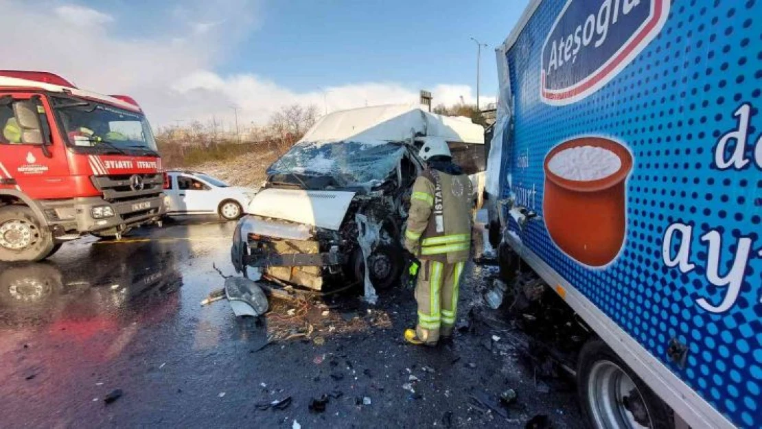 Avcılar'da servis minibüsü kamyonete çarptı: 1 yaralı