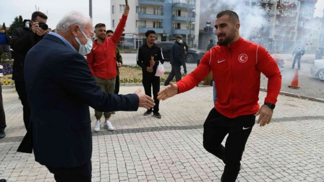 Avrupa Şampiyonu Aktürk, Lapseki'de coşkuyla karşılandı