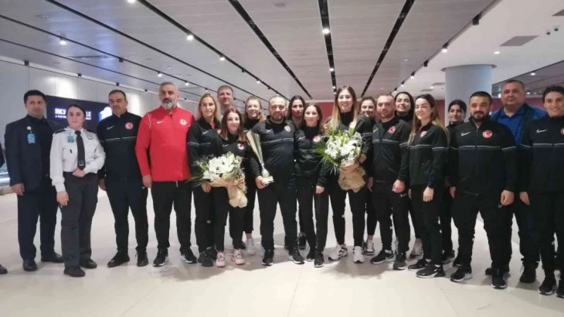 Avrupa Şampiyonu Kadın Güreş Milli Takımı yurda döndü