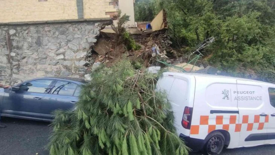 Ayazağa'da binanın istinat duvarı araçların üzerine düştü