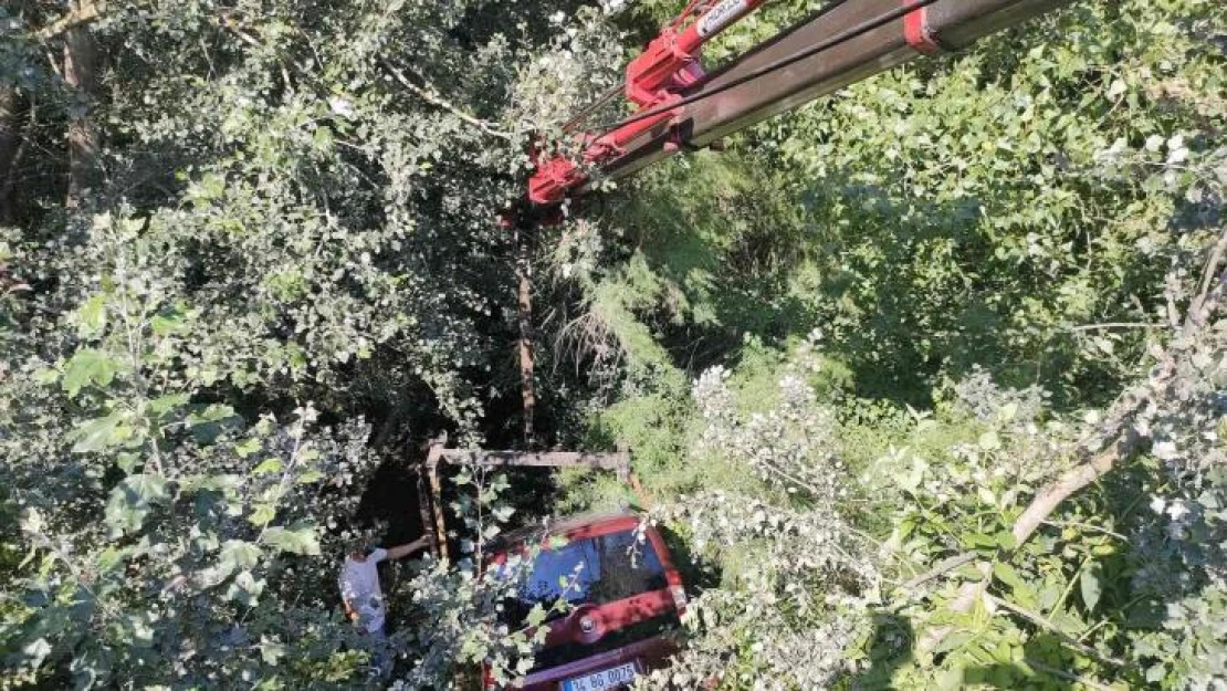 Ayazağa'da ticari araç dere yatağına uçtu, araçtakilerin burnu bile kanamadı