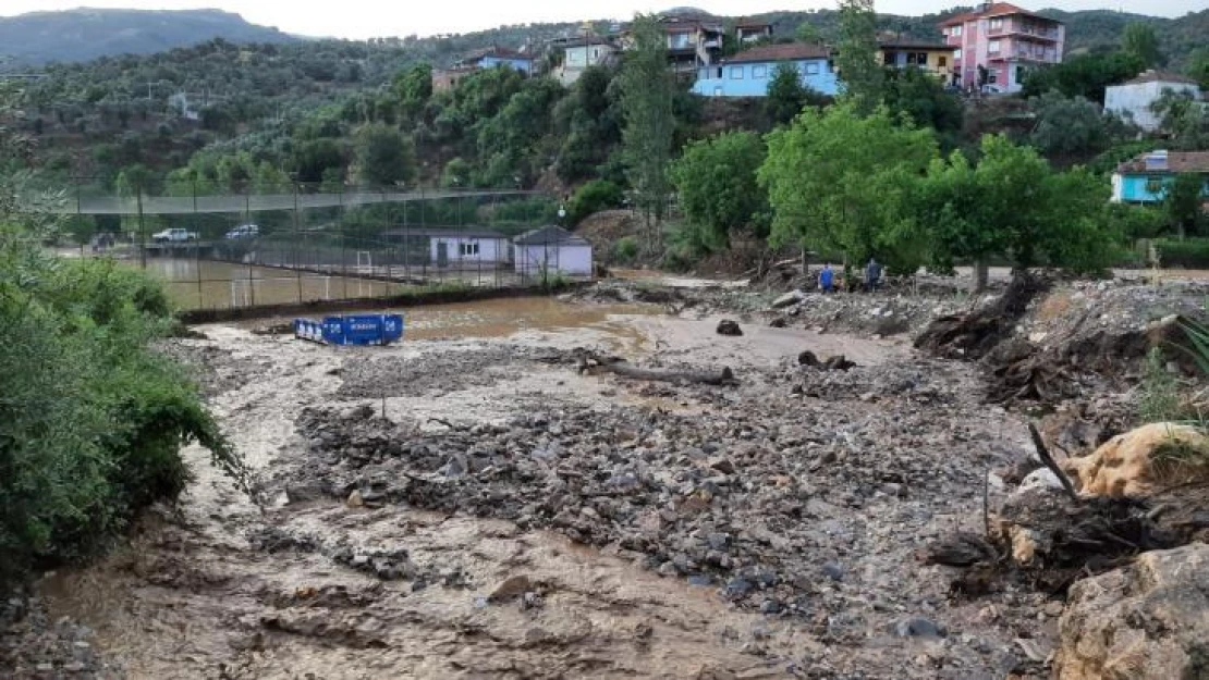 Aydın'da 20 dakikalık sağanak yetti, yollar kapandı, sokaklar göle döndü