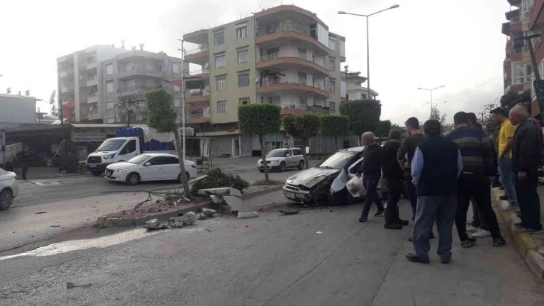 Aydınlatma direğine çarpan otomobilin sürücüsü yaralandı