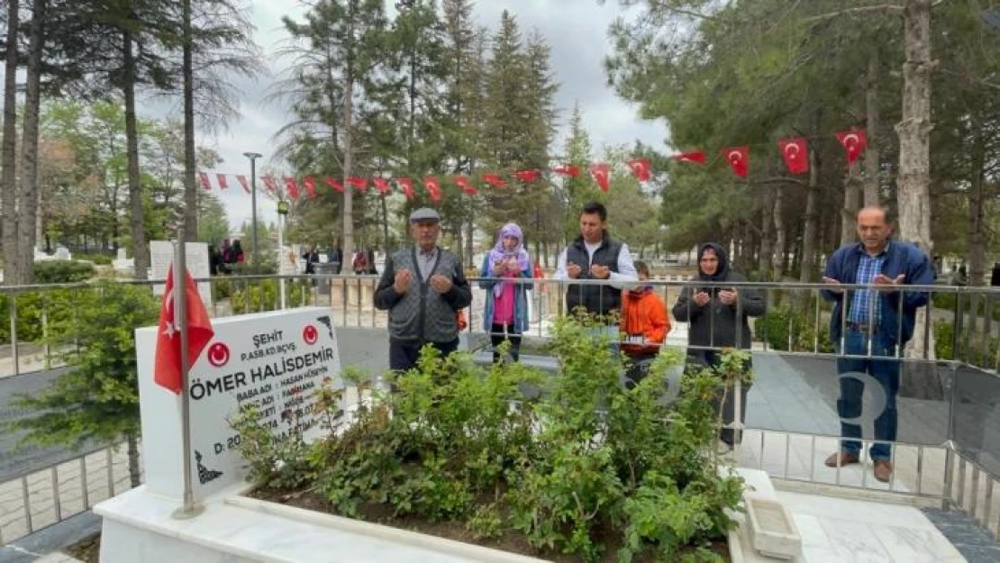 Baba Halisdemir'den 15 Temmuz kahramanı oğlunun kabrine ziyaret