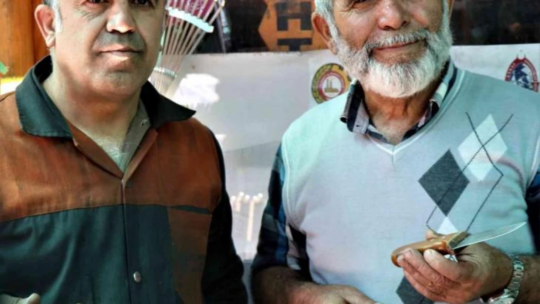 Baba oğulun bayramı öncesi bıçak bileme yoğunluğu