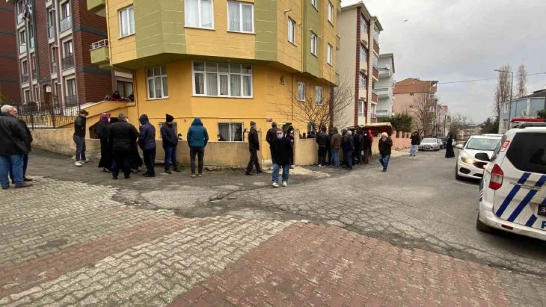 Babasını öldürdü, başında bekleyip polise teslim oldu