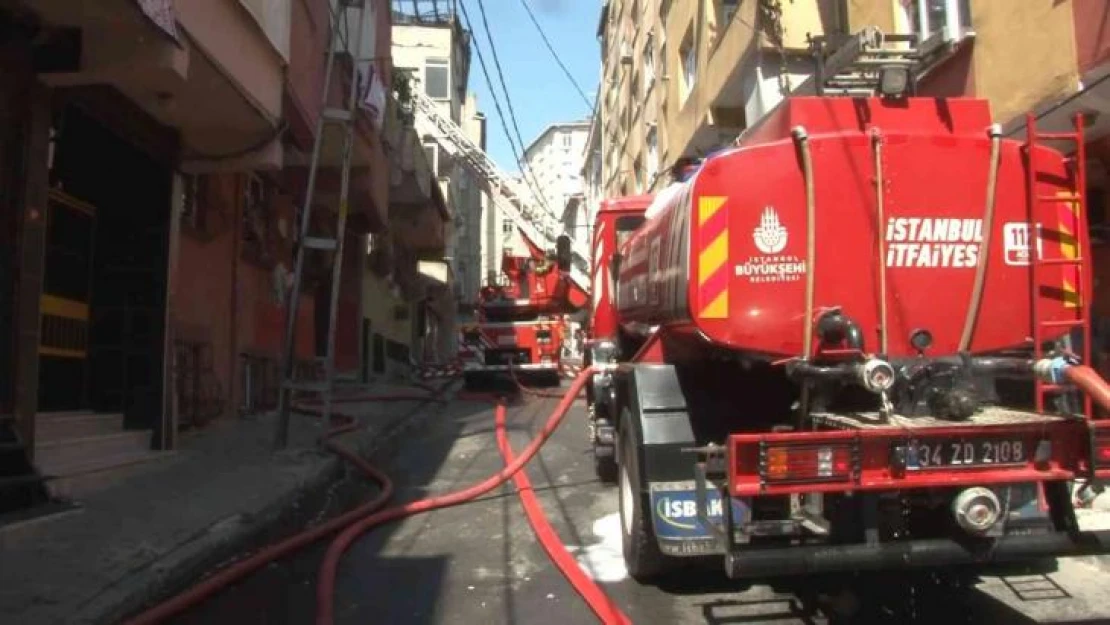 Bağcılar'da korkutan çatı yangını