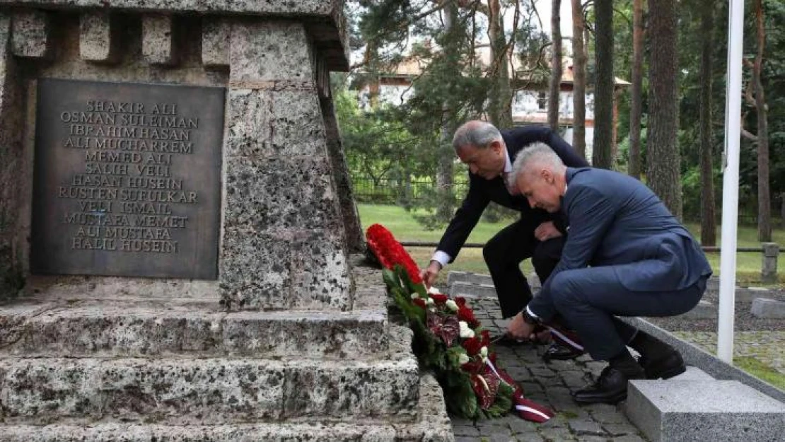 Bakan Akar, Letonya'daki Cesis Türk Şehitliği'ni ziyaret etti