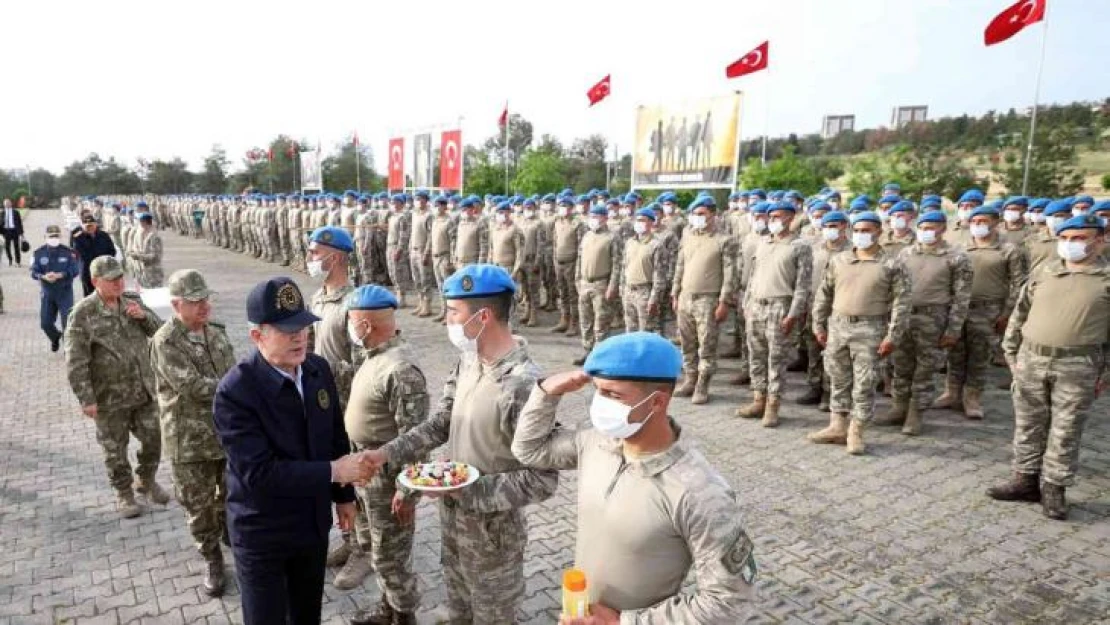 Bakan Akar Şanlıurfa'da askerlerle bayramlaştı