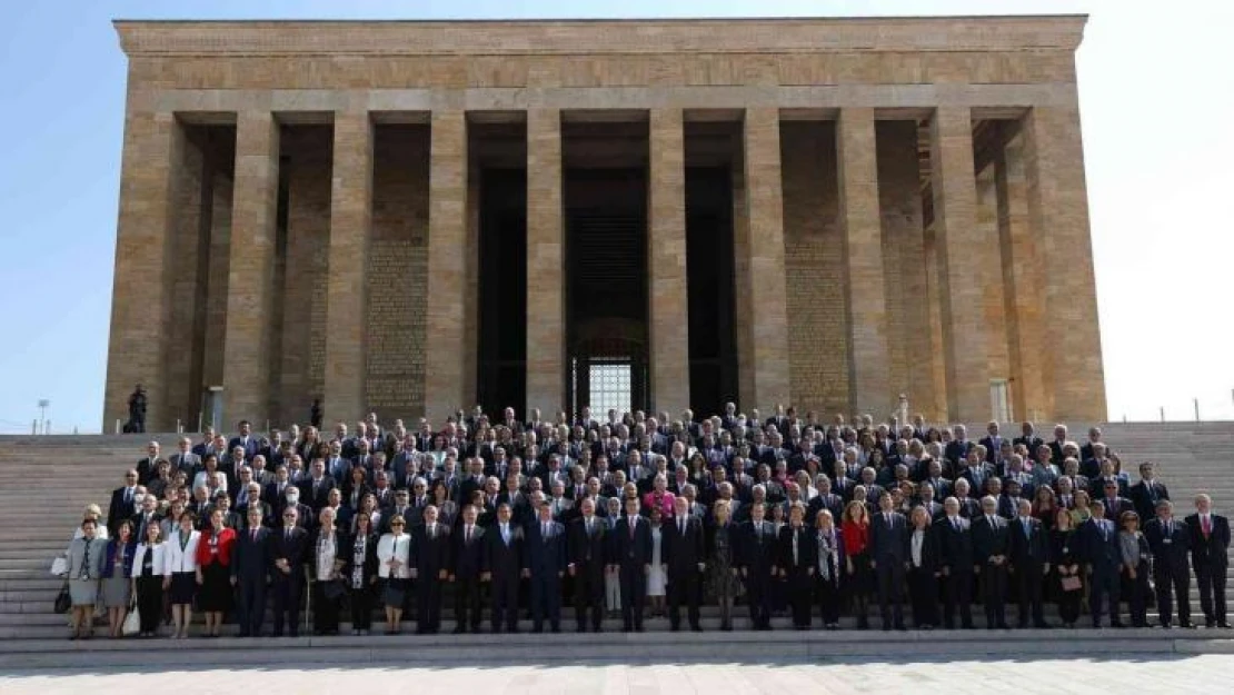 Bakan Çavuşoğlu 13. Büyükelçiler Konferansı öncesi Anıtkabir'i ziyaret etti