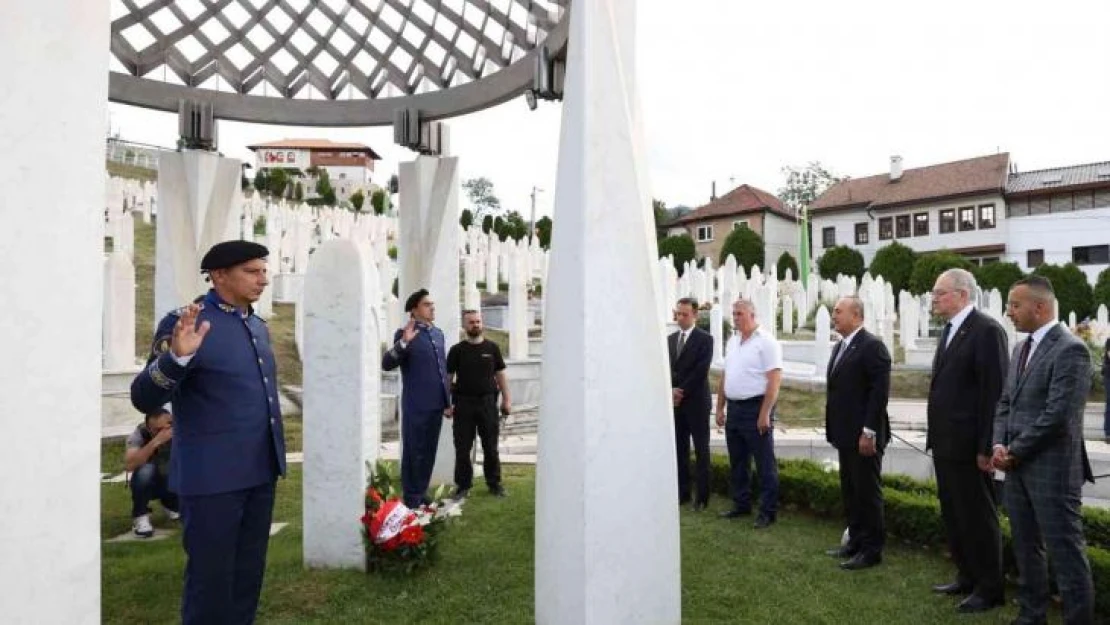 Bakan Çavuşoğlu, Saraybosna'da Cumhurbaşkanı Aliya İzetbegoviç'in kabrini ziyaret etti