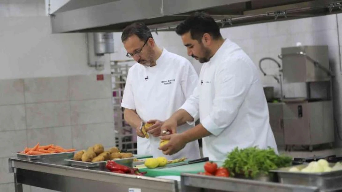 Bakan Kasapoğlu, gençlere iftar menüsü hazırladı