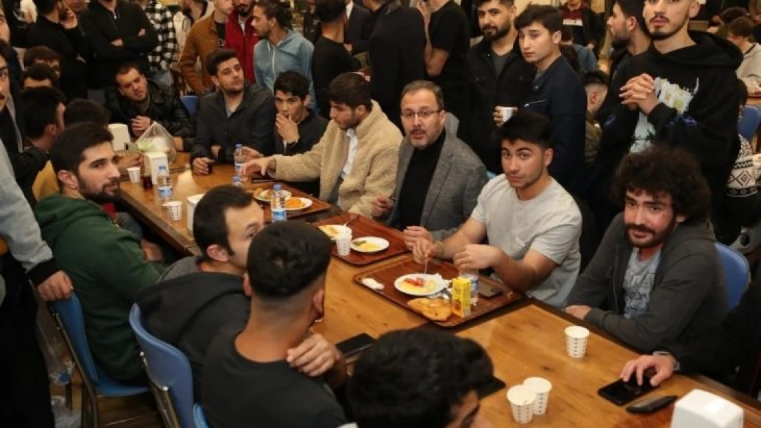 Bakan Kasapoğlu, İzmir'de öğrencilerle sahur yaptı