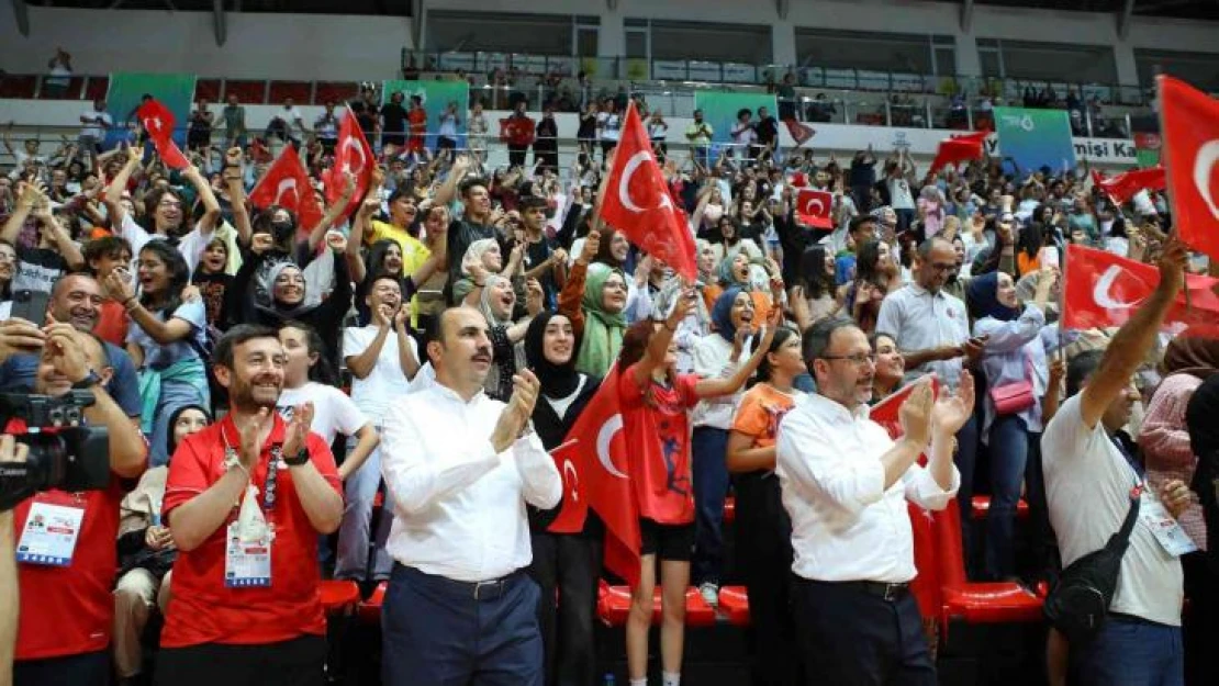 Bakan Kasapoğlu ve Başkan Altay, Voleybol Milli Takımı'nın sevincine ortak oldu