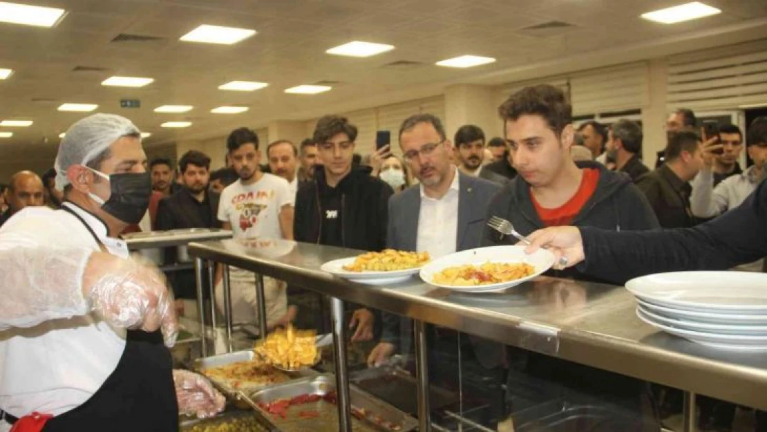 Bakan Kasapoğlu yurtta yemek sırasına girip öğrencilerle sahur yaptı