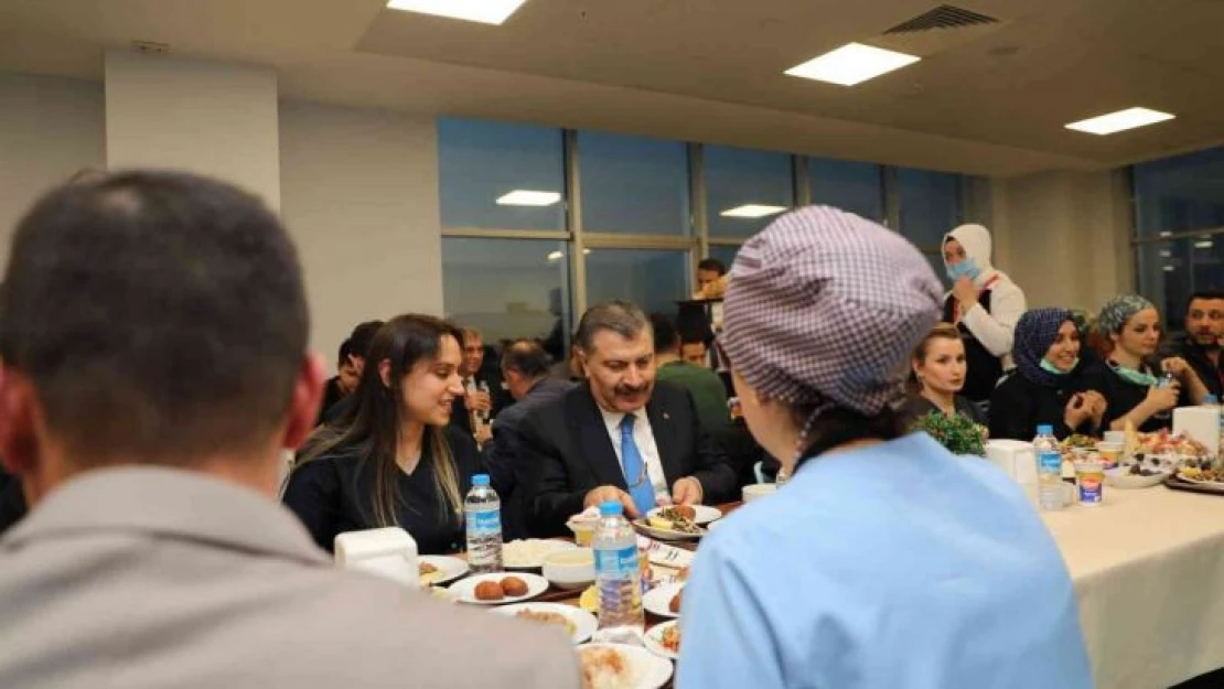 Bakan Koca, sağlık çalışanlarıyla iftar yaptı