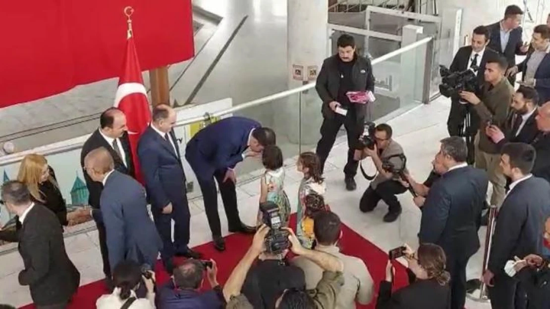 Bakan Kurum 7 yaşındaki Zeliha'nın elini öpüp harçlık verdi