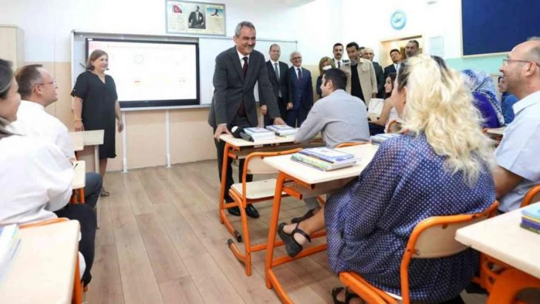 Bakan Özer'den uyum eğitimleri programına başlayan okula ziyaret