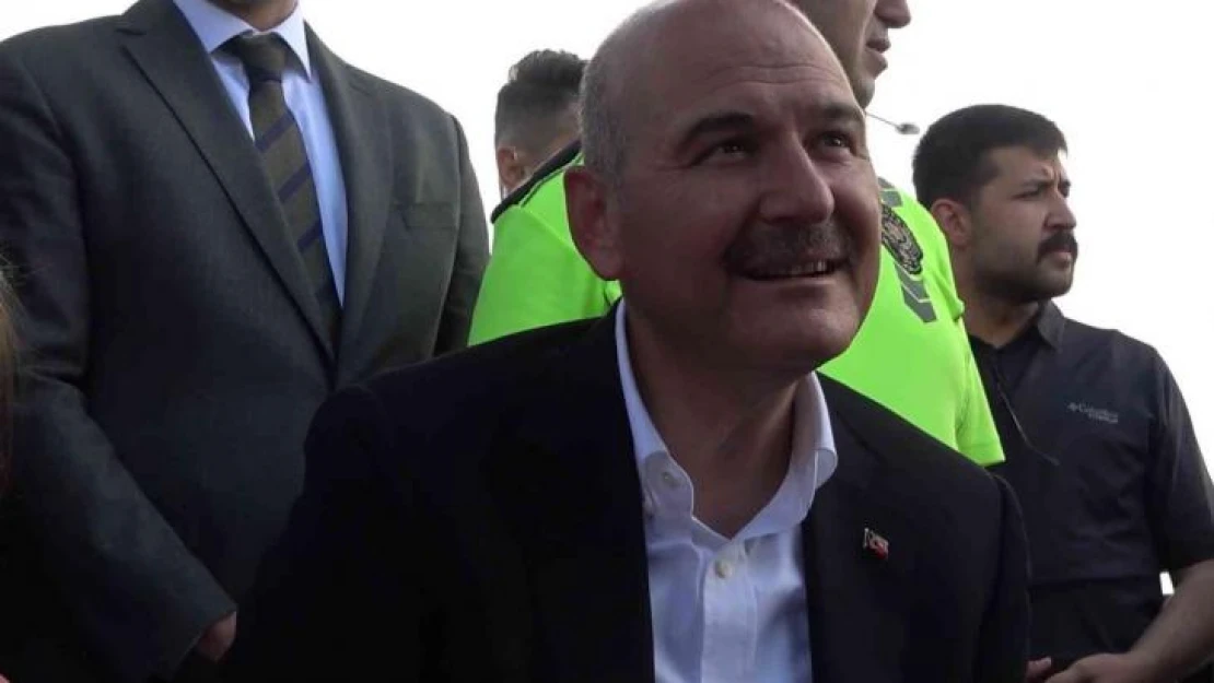 Bakan Soylu, 'trafik tayfa' aracında çocuklarla çizgi film izledi