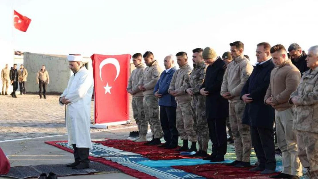 Bakan Soylu, bayram namazını üs bölgesindeki askerlerle kıldı