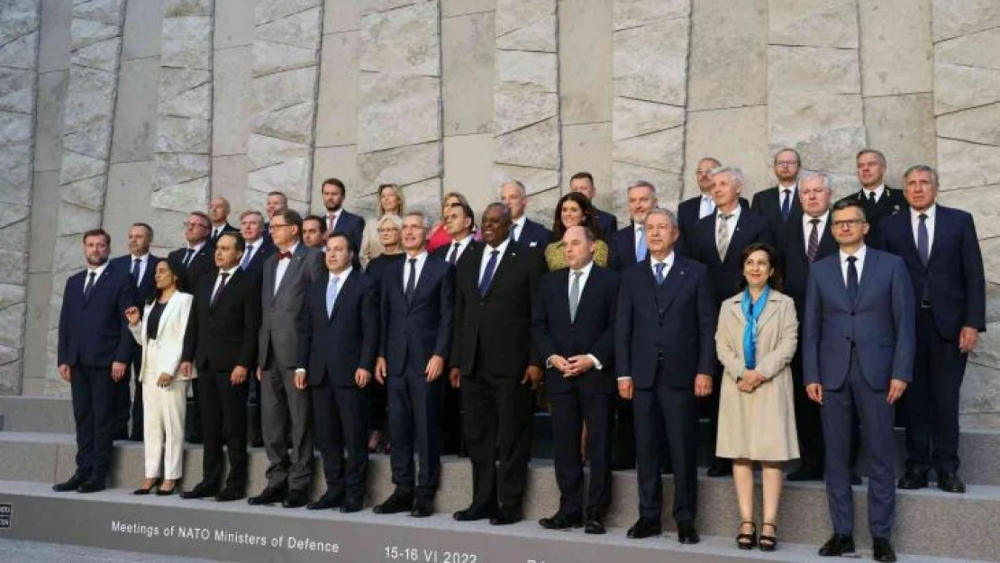 Bakar Akar, NATO Savunma Bakanları ile aile fotoğrafı çektirdi