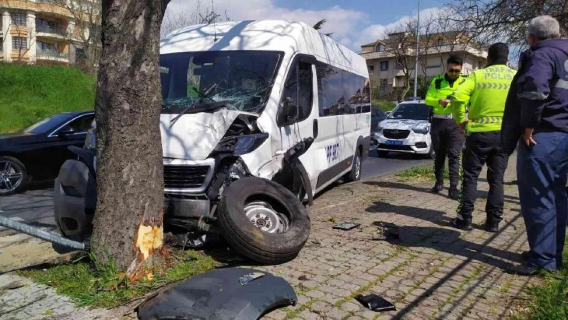 Bakırköy'de  servis aracı ağaca çarptı: 1 yaralı