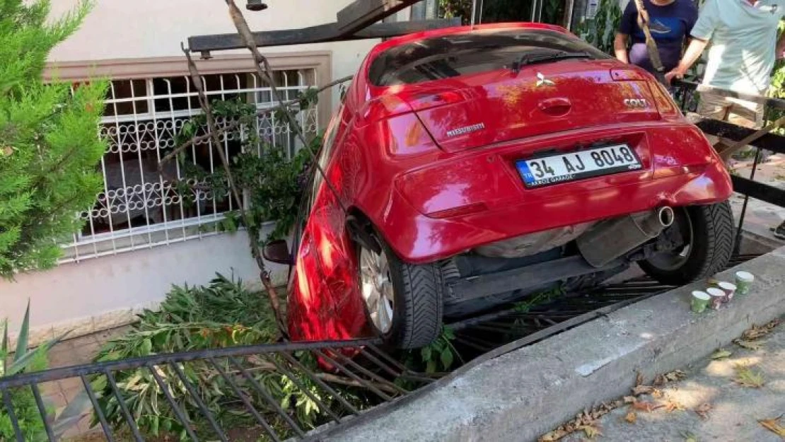 Bakırköy'de kaza yapan araç evin bahçesine uçtu: 1 yaralı