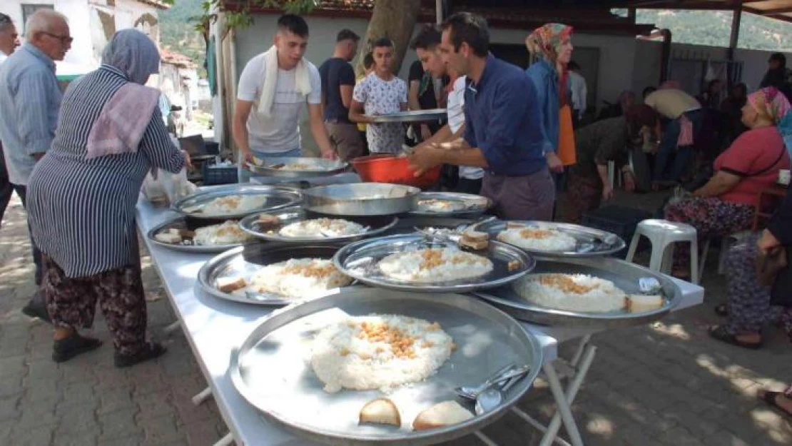 Balıkesir'de davul klarnet eşliğinde keşkek dövme geleneği yaşatılıyor