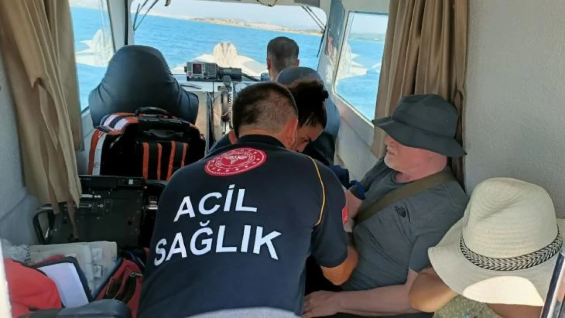 Balıkesir'in Ayvalık açıklarında rahatsızlanan vatandaşa tıbbı tahliye