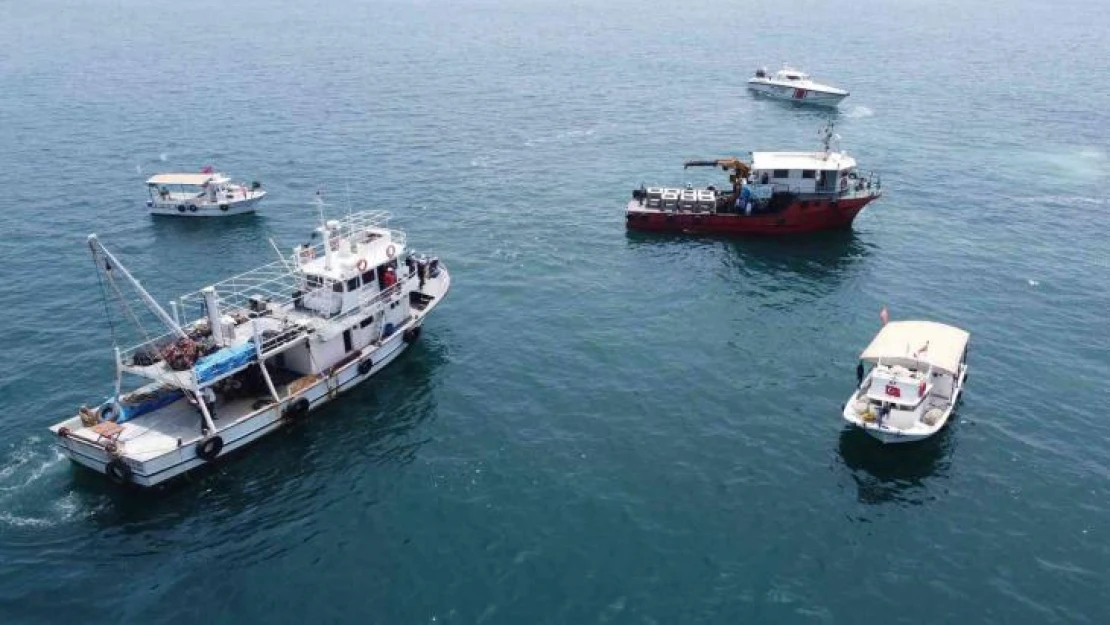 Balıkların üremesi için yüzlerce yapay resif denize indirildi