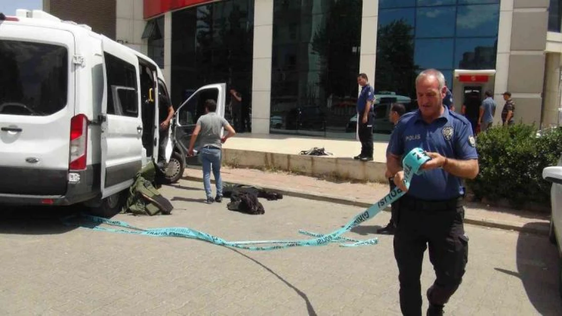 Banka şubesinin önüne bırakılan çanta paniğe neden oldu