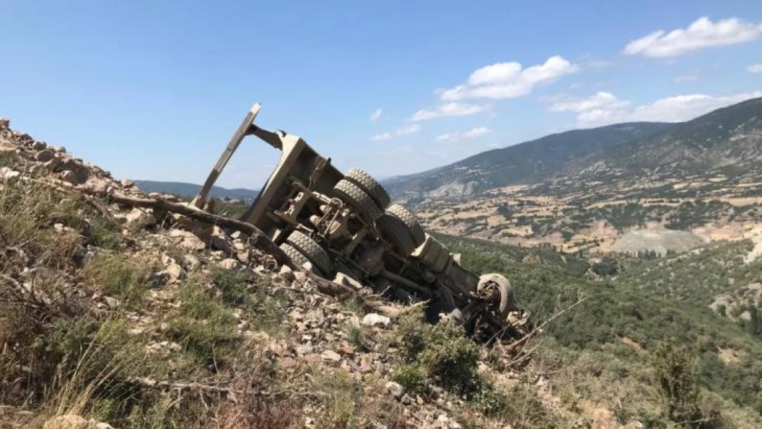 Baraj inşaatında kamyon 80 metrelik uçuruma yuvarlandı