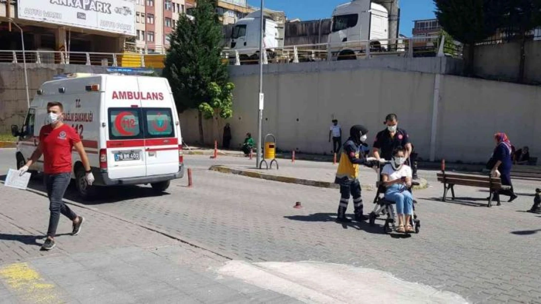 Bariyere çarpan otomobildeki 2 kişi yaralandı