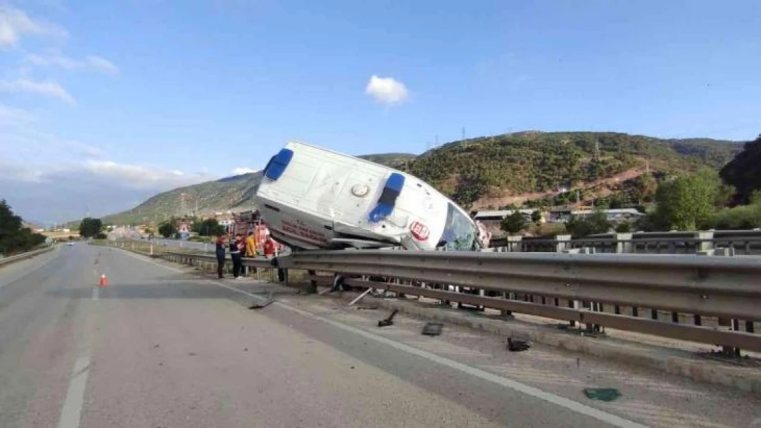 Bariyerlere çarpan ambulansta bulunan hasta hayatını kaybetti