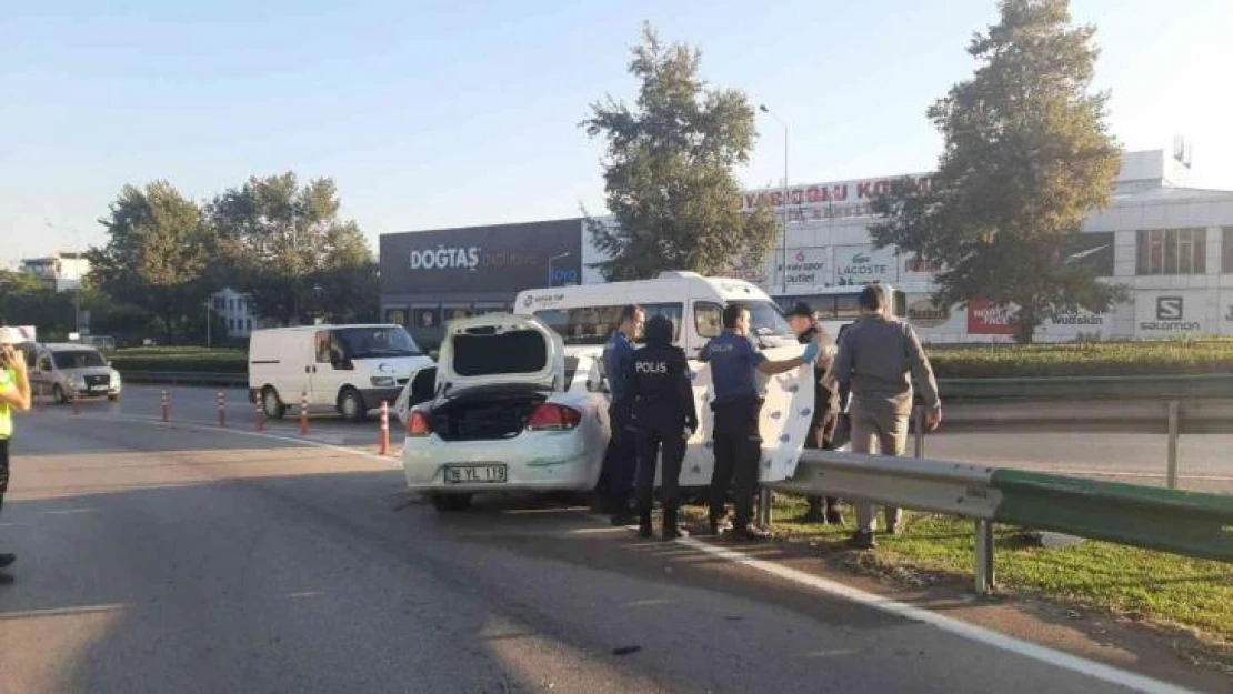 Bariyerlere ok gibi saplandı...Kadın sürücü hayatını kaybetti