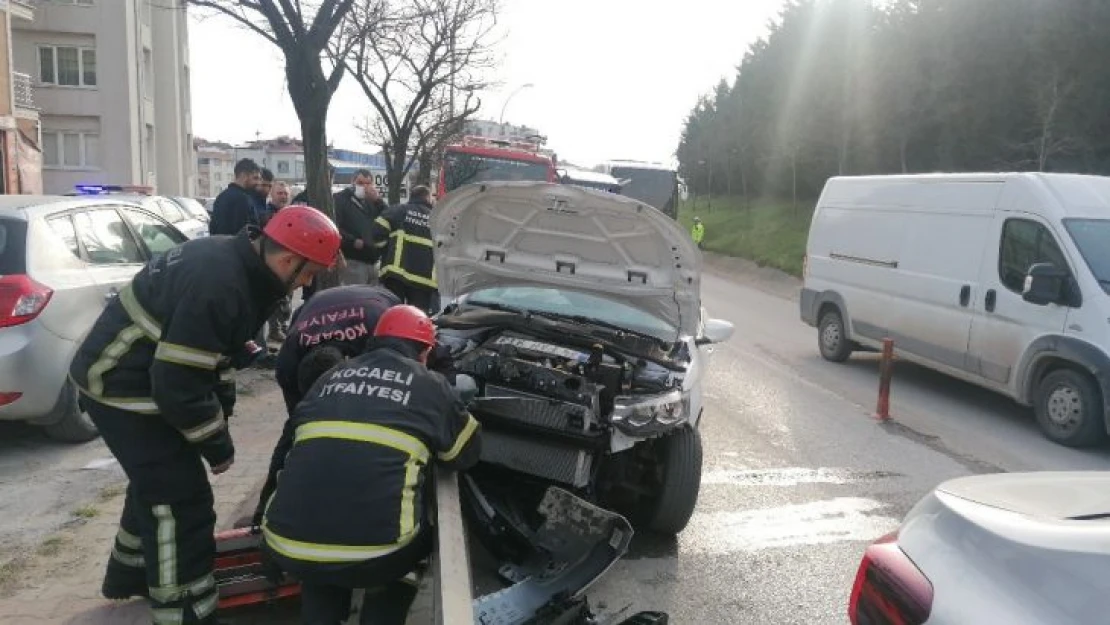 Bariyerlere saplandı, kazadan burnu bile kanamadan kurtuldu