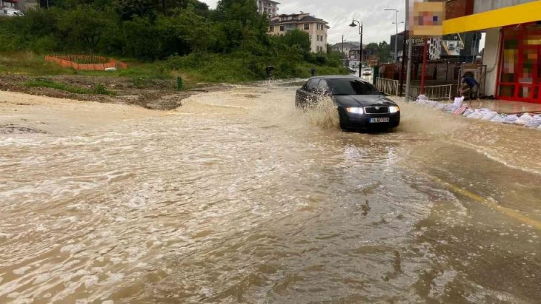 Bartın'da sağanak yeniden etkili oluyor, esnaf çuvallarla önlem almaya çalıştı