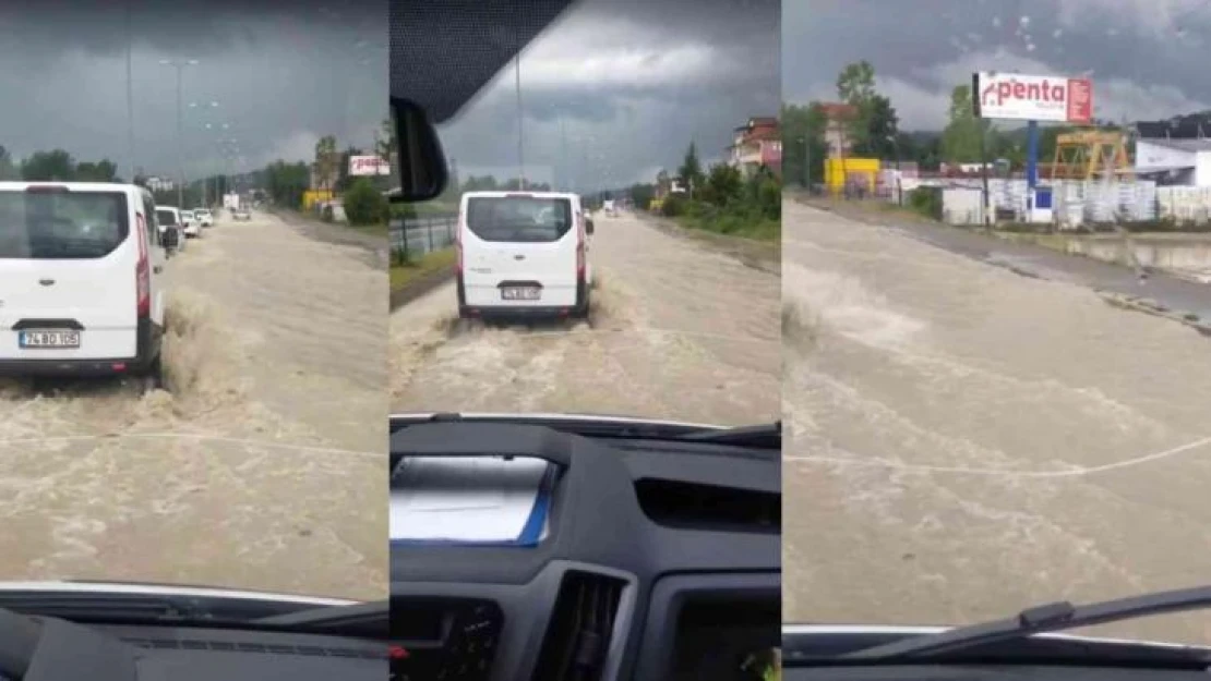 Bartın'da sağanak yolları nehre dönüştürdü