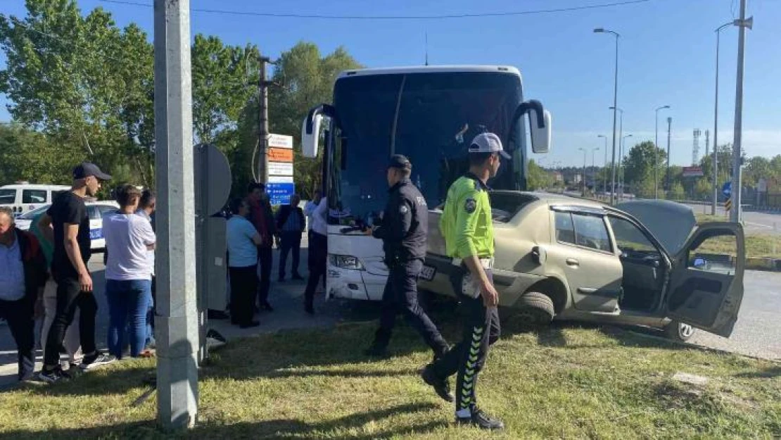 Bartın'da yolcu otobüsü otomobille çarpıştı: 1 yaralı