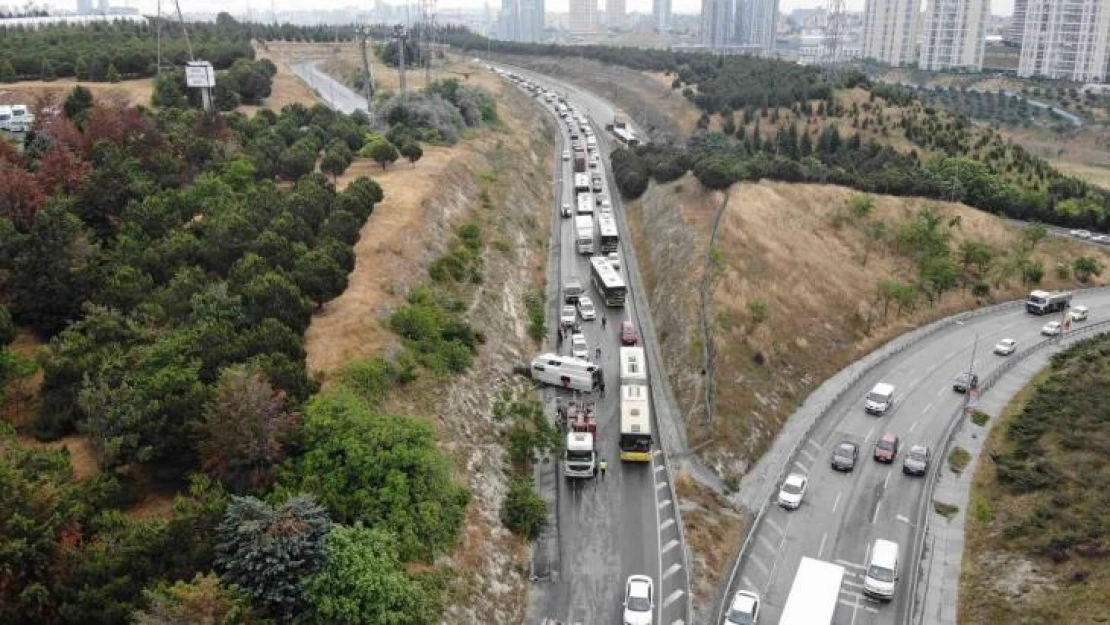 Başakşehir'de güvenlik personellerini taşıyan servis aracı yan yattı: 6 yaralı