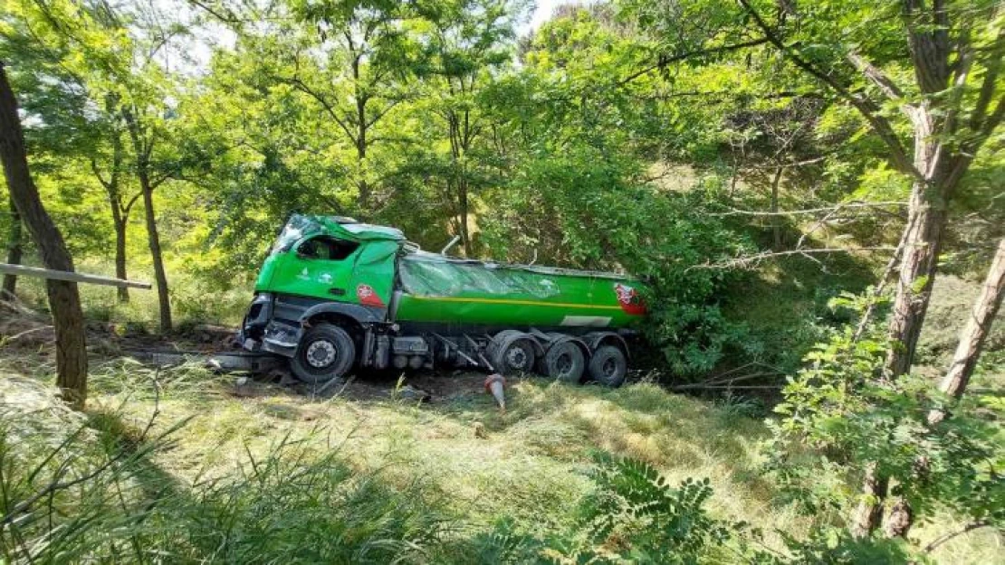 Başakşehir'de İBB'ye ait tanker şarampole yuvarlandı: 2 yaralı