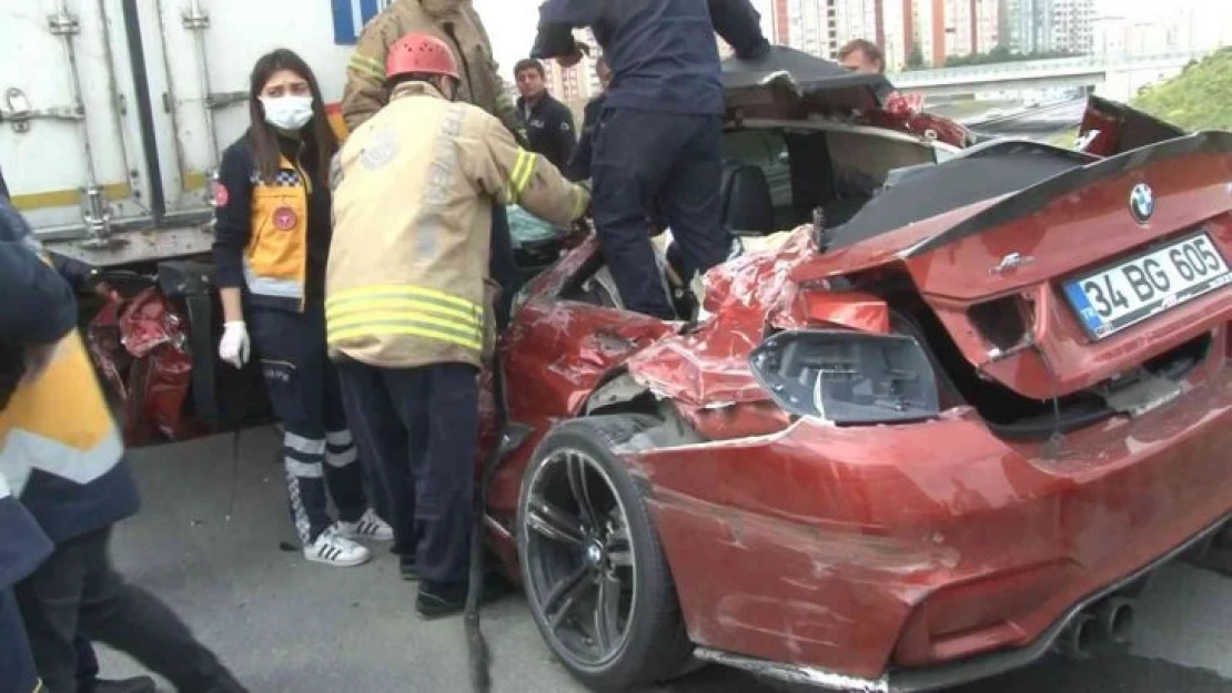 Başakşehir'de lüks otomobil tıra ok gibi saplandı: 1 ölü, 1 ağır yaralı