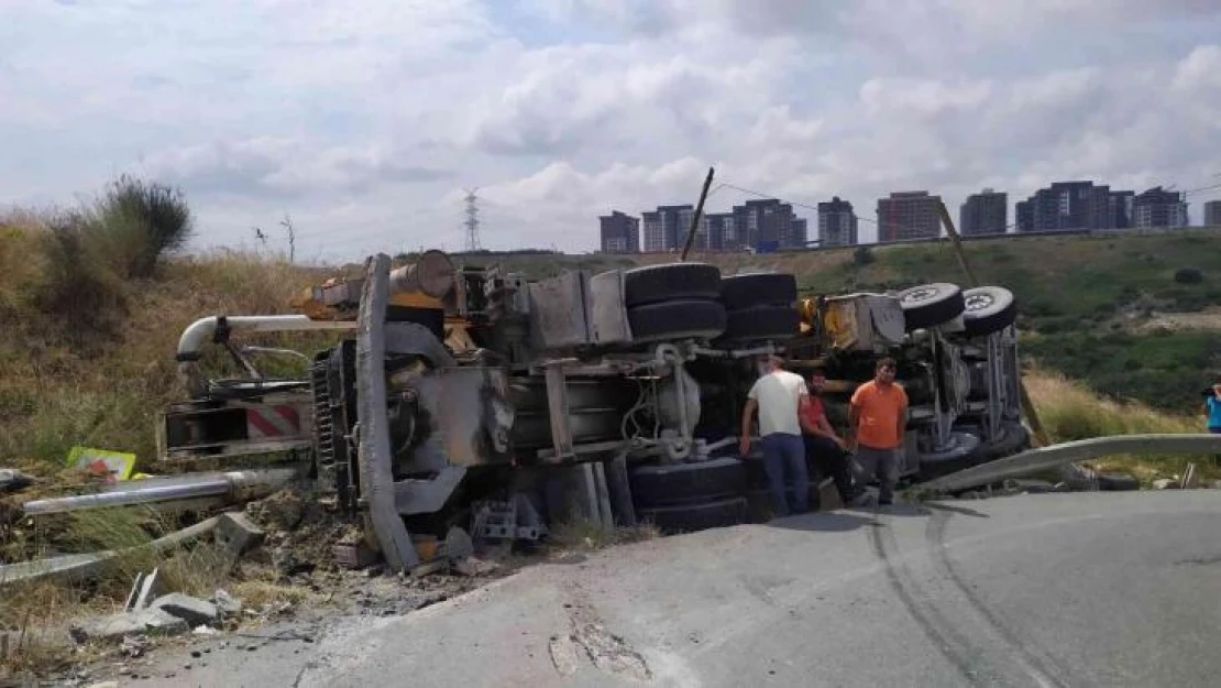 Başakşehir'de virajı alamayan beton mikseri devrildi: 2 yaralı