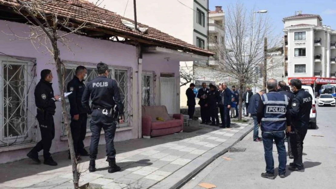 Başından yaralanan genç polisi alarma geçirdi