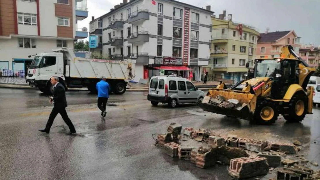 Turgut Altınok'tan ABB'ye uyarı: 'Ankara'nın altyapısı acilen yenilenmeli'